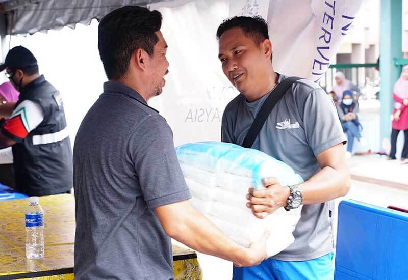 Bantuan bekalan makanan di PPR Lembah Subang 1 & 2 ...